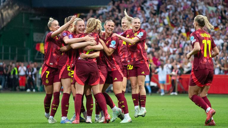 Die Spielerinnen der deutschen Mannschaft jubeln.