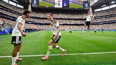 Die deutschen Spieler jubeln nach dem 2:1 gegen Curacao