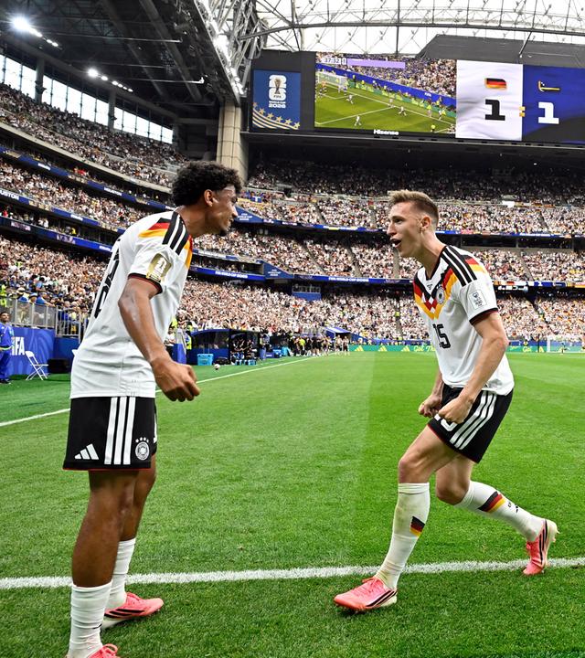 Die deutschen Spieler jubeln nach dem 2:1 gegen Curacao