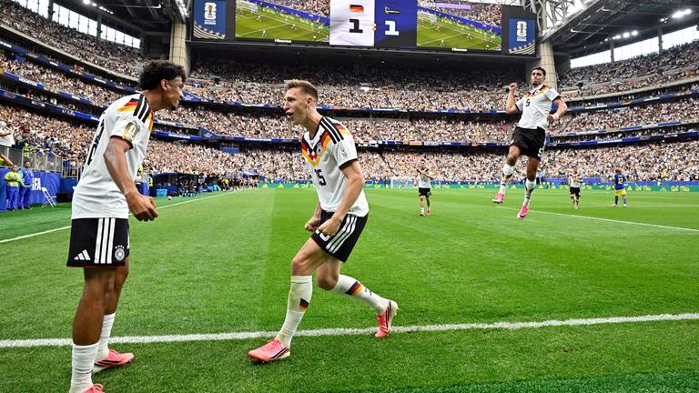 Die deutschen Spieler jubeln nach dem 2:1 gegen Curacao