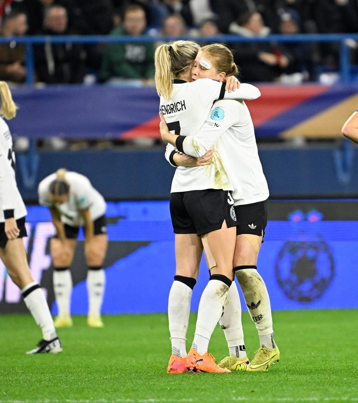 Kathrin Hendrich und Sjoeke Nüsken jubeln über den Finaleinzug in der Nations League