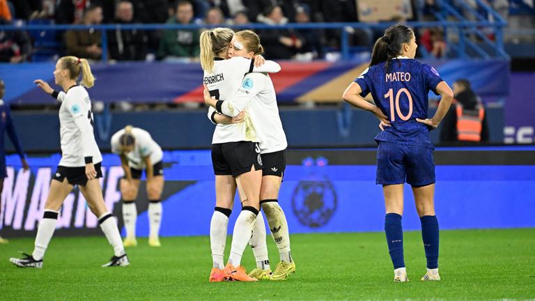Kathrin Hendrich und Sjoeke Nüsken jubeln über den Finaleinzug in der Nations League