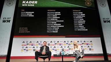 Bundestrainer Julian Nagelsmann (l) und DFB-Pressesprecherin Franziska Wülle sitzen bei einer Pressekonferenz.