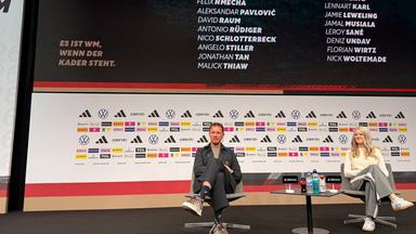 Bundestrainer Julian Nagelsmann (l) und DFB-Pressesprecherin Franziska Wülle sitzen bei einer Pressekonferenz.
