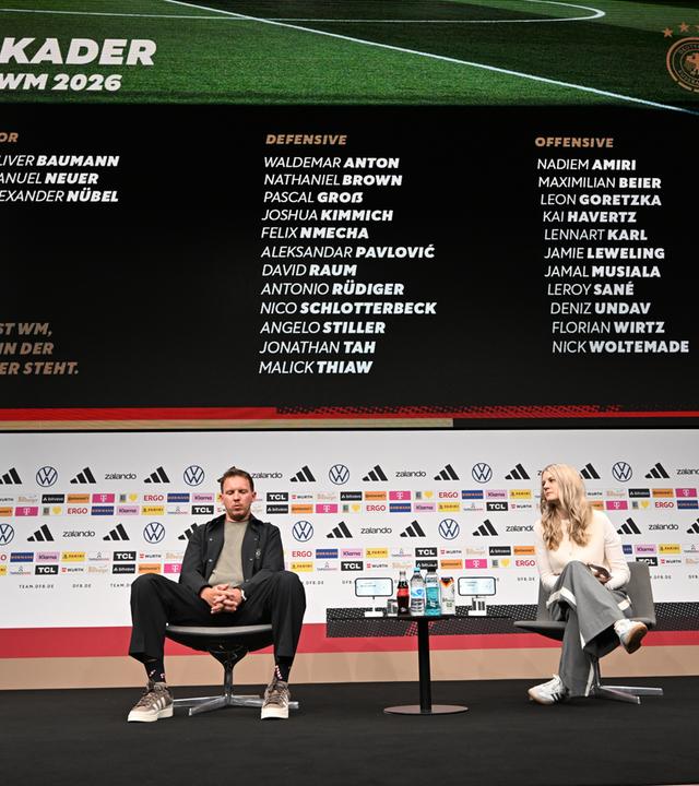 Bundestrainer Julian Nagelsmann (l) und DFB-Pressesprecherin Franziska Wülle sitzen bei einer Pressekonferenz.