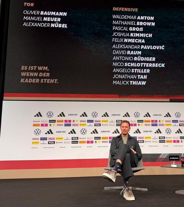 Bundestrainer Julian Nagelsmann (l) und DFB-Pressesprecherin Franziska Wülle sitzen bei einer Pressekonferenz.