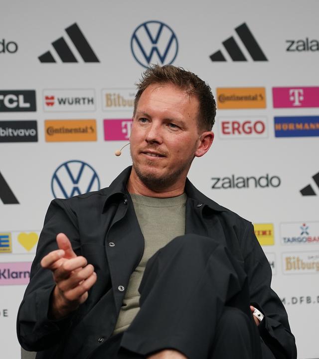 Bundestrainer Julian Nagelsmann sitzt bei einer Pressekonferenz.