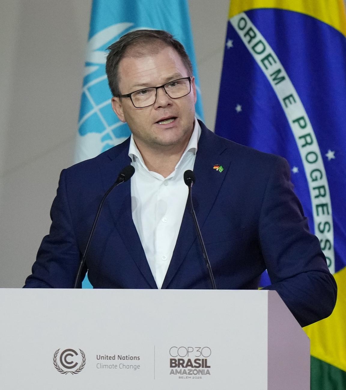Brasilien, Belem: Carsten Schneider, deutscher Minister für Umwelt, Klimaschutz, Naturschutz und Reaktorsicherheit, spricht während einer Plenarsitzung auf dem COP30-Klimagipfel.
