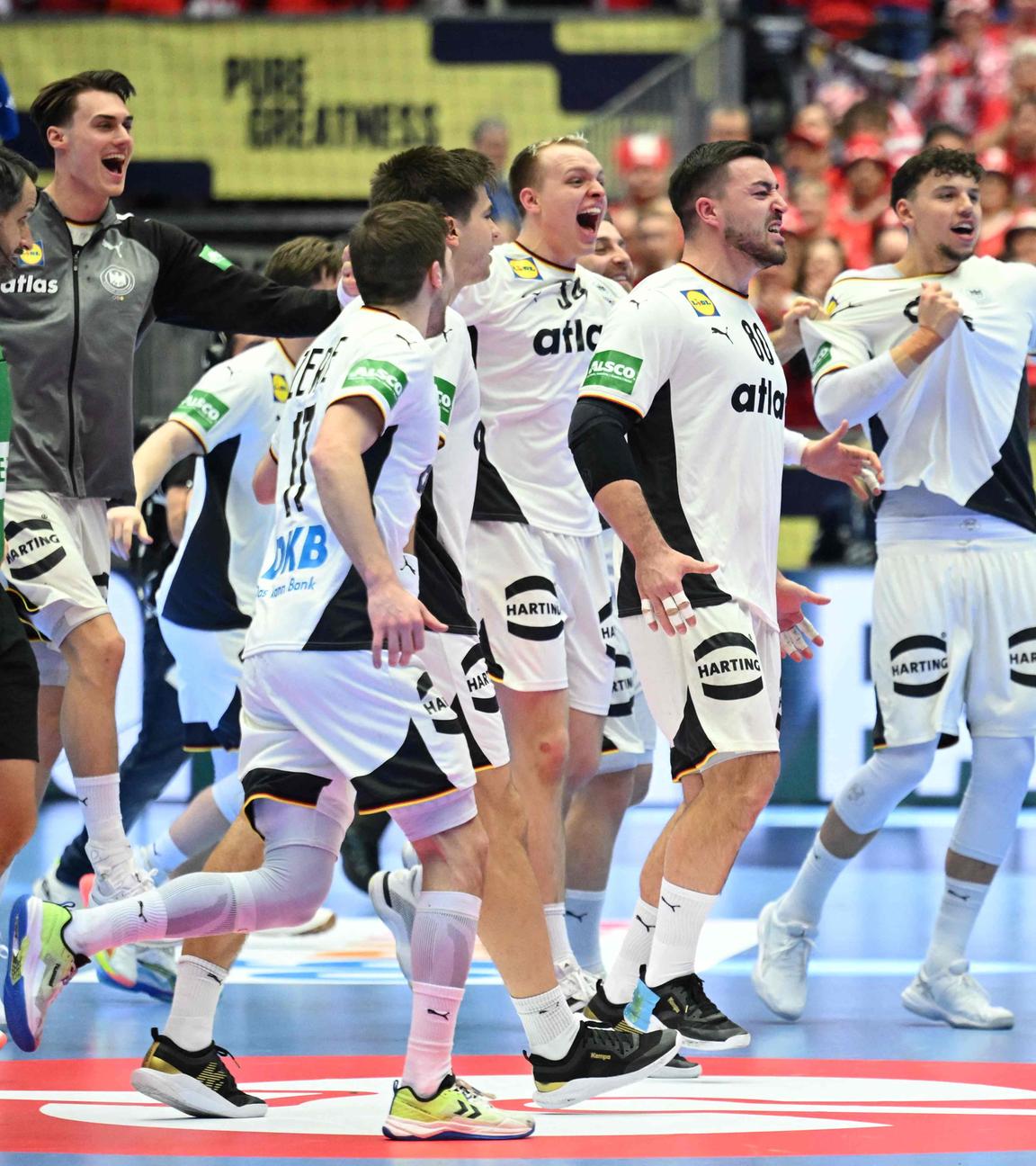 Deutsche Spieler feiern den Sieg über Kroatien.