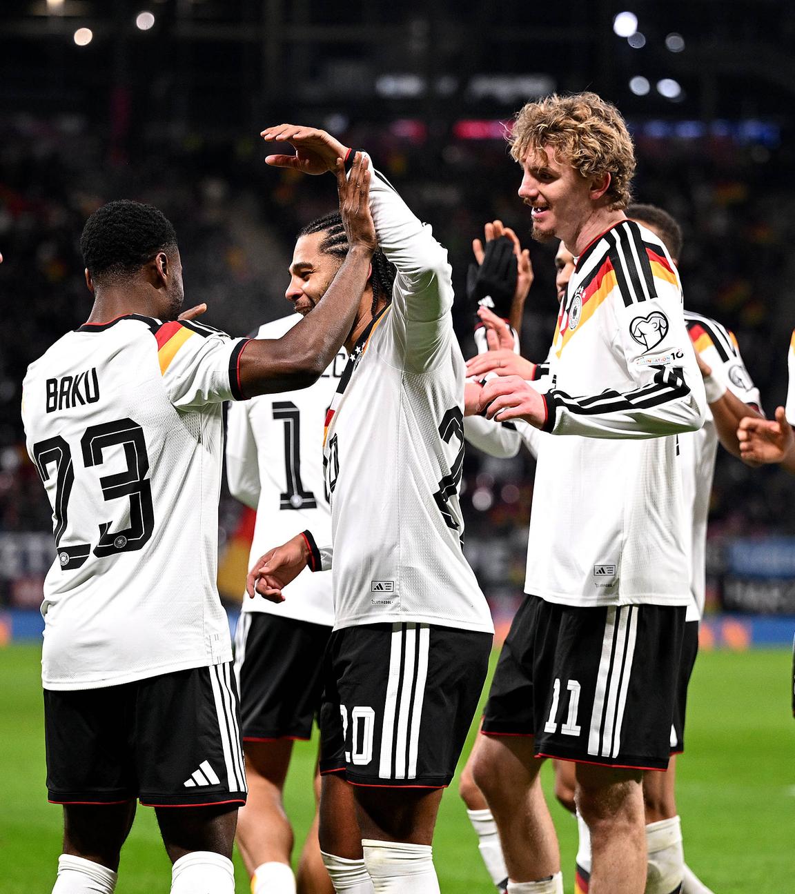 Spieler des deutschen Nationalteams jubeln auf einem Fußballplatz