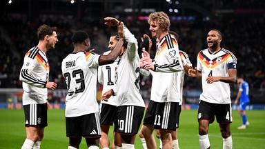 Spieler des deutschen Nationalteams jubeln auf einem Fußballplatz