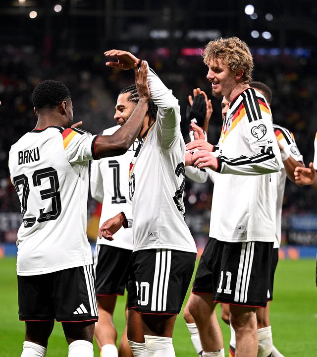 Spieler des deutschen Nationalteams jubeln auf einem Fußballplatz