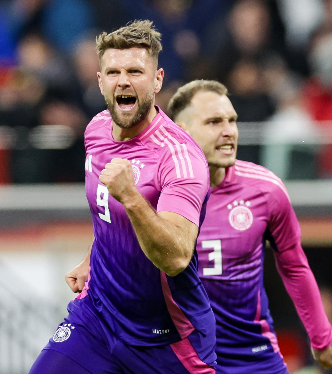 Deutschlands Spieler Niclas Füllkrug (l) und David Raum jubeln nach Füllkrugs Treffer zum 2:1.