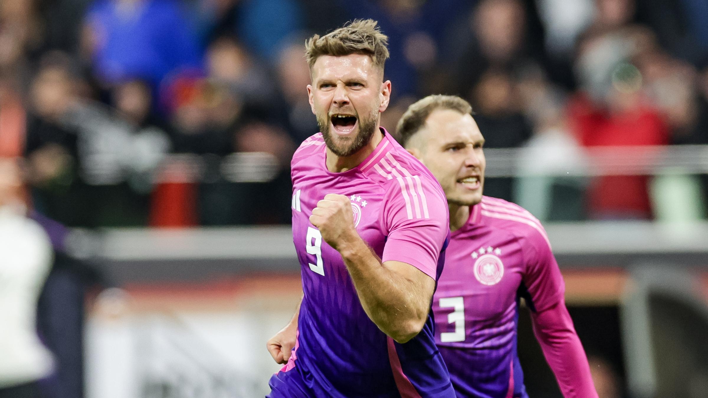 Deutschlands Spieler Niclas Füllkrug (l) und David Raum jubeln nach Füllkrugs Treffer zum 2:1.