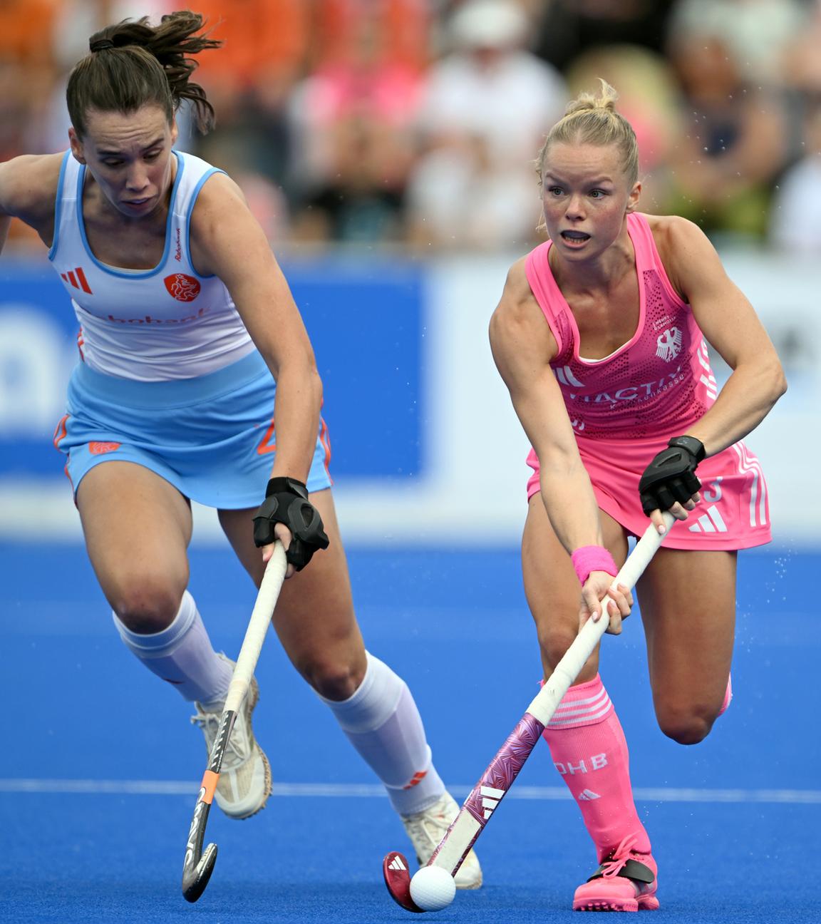 Deutschlands Emma Davidsmeyer (r) und Fay van der Elst aus den Niederlanden kämpfen um den Ball.