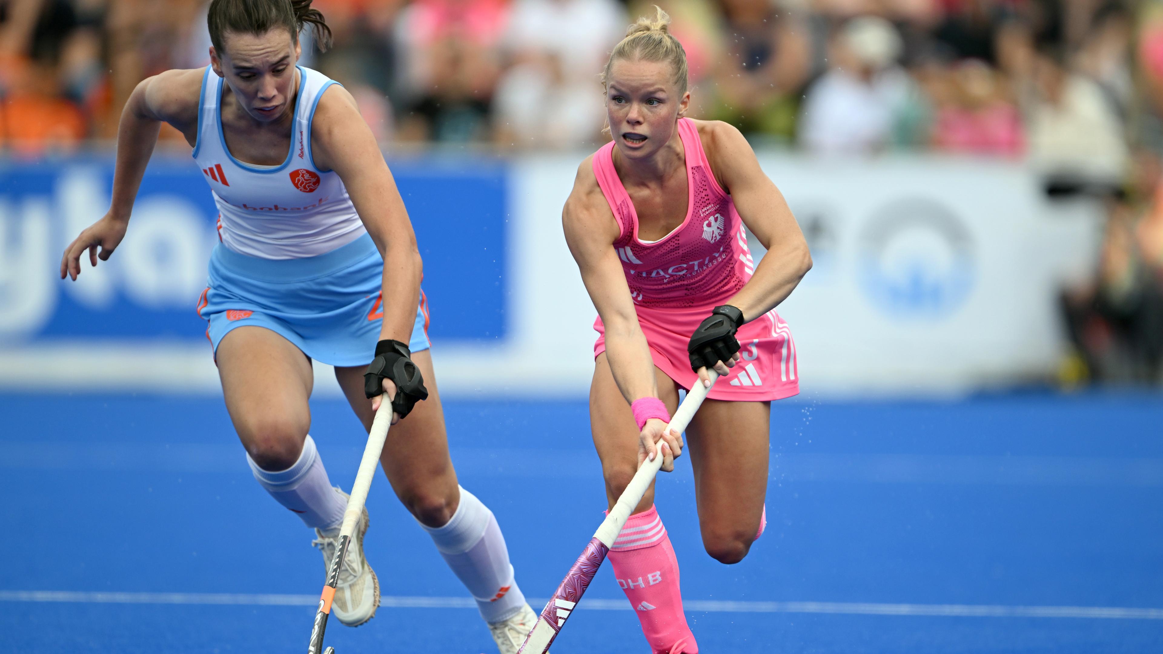 Deutschlands Emma Davidsmeyer (r) und Fay van der Elst aus den Niederlanden kämpfen um den Ball.