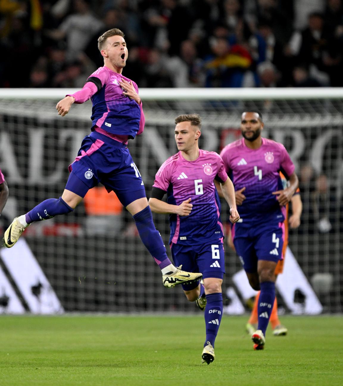 Deutschlands Maximilian Mittelstädt (2.v.l.) jubelt nach seinem Tor zum 1:1 mit den Teamgefährten Antonio Rüdiger (l), Joshua Kimmich (2.v.r.) und Jonathan Tah. 