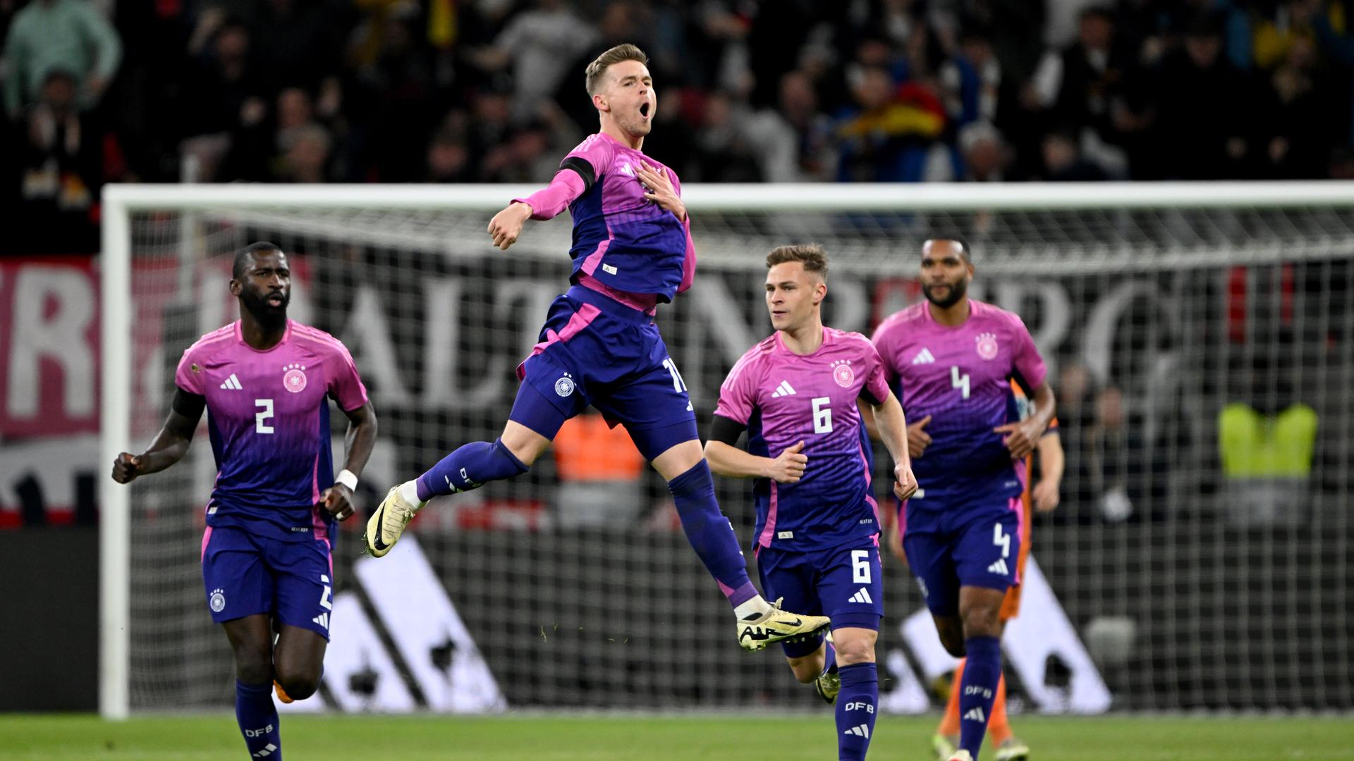 Deutschlands Maximilian Mittelstädt (2.v.l.) jubelt nach seinem Tor zum 1:1 mit den Teamgefährten Antonio Rüdiger (l), Joshua Kimmich (2.v.r.) und Jonathan Tah. 