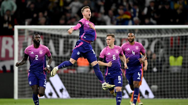 Deutschlands Maximilian Mittelstädt (2.v.l.) jubelt nach seinem Tor zum 1:1 mit den Teamgefährten Antonio Rüdiger (l), Joshua Kimmich (2.v.r.) und Jonathan Tah. 