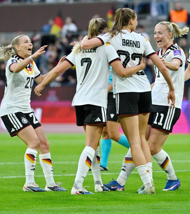 Die deutschen Fußballerinnen beim Torjubel