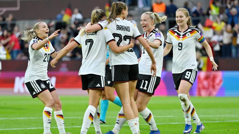 Die deutschen Fußballerinnen beim Torjubel