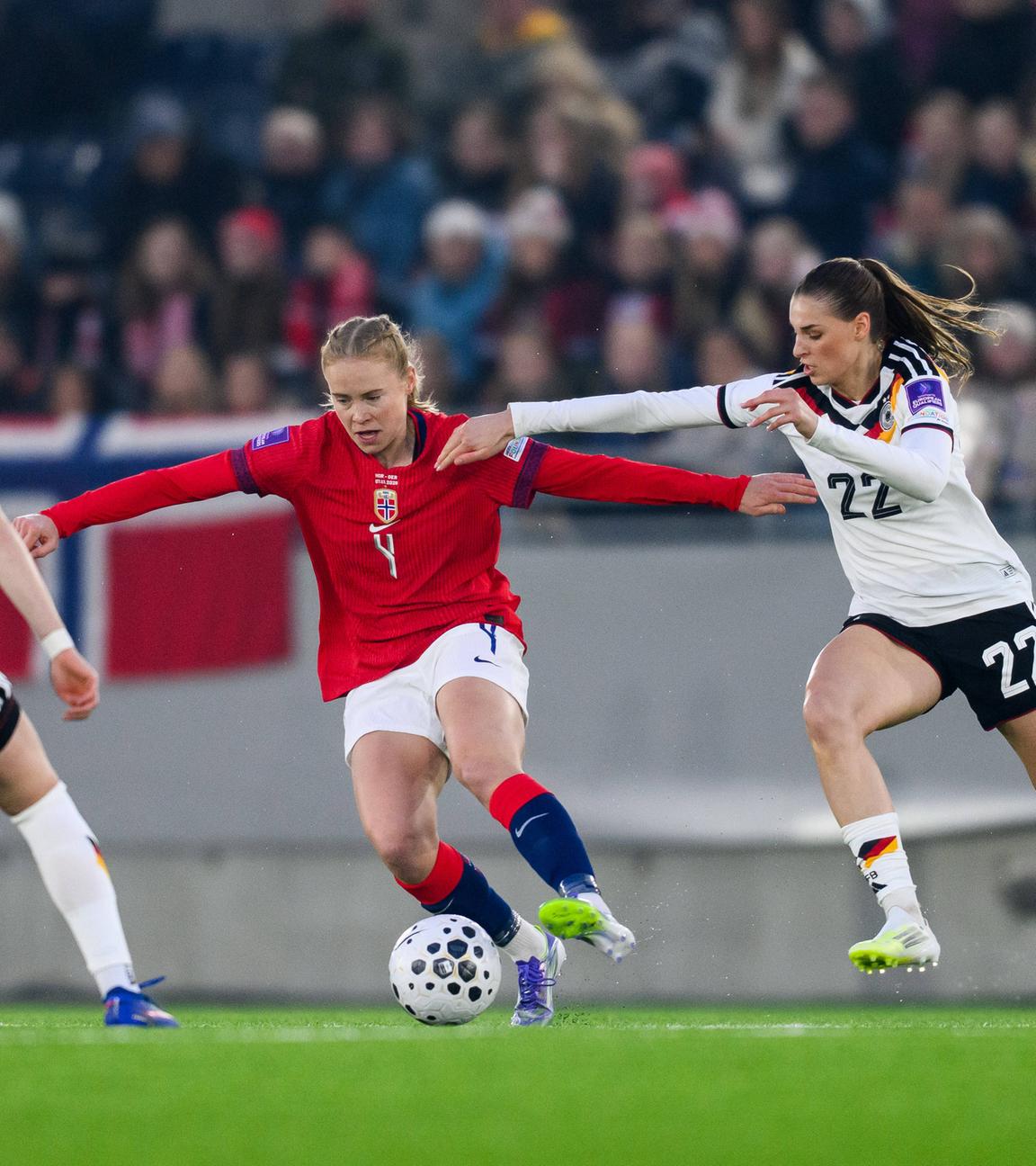Die norwegische Nationalspielerin Julie Blakstad behauptet im Zweikampf mit Deutschlands Jule Brand den Ball