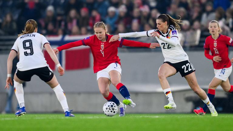 Die norwegische Nationalspielerin Julie Blakstad behauptet im Zweikampf mit Deutschlands Jule Brand den Ball