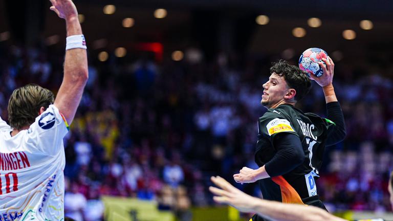 Wurf Tor Marko Grgic (Deutschland, 71).