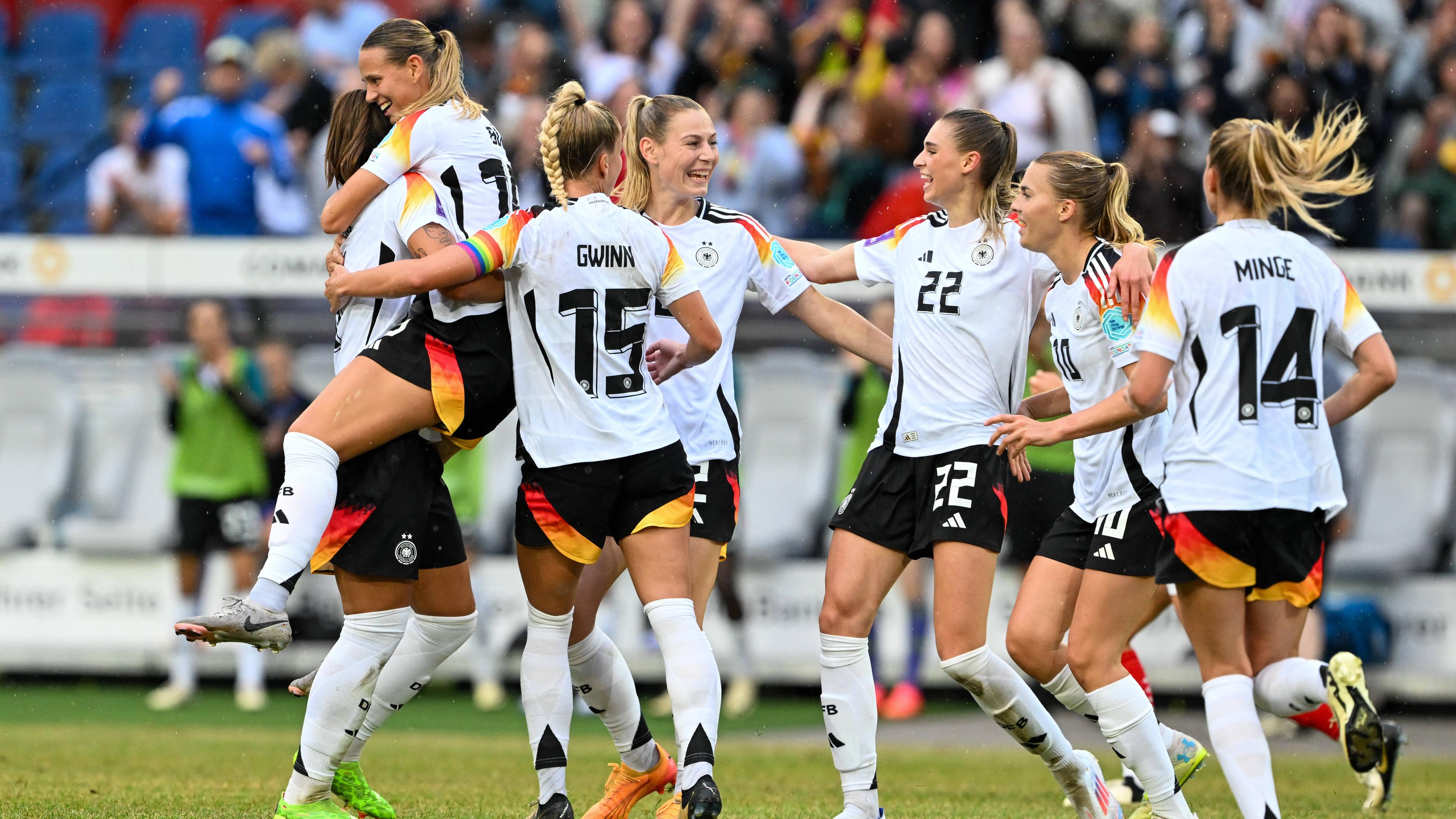 Die DFB-Frauen feiern das Tor zum 1:0 gegen Österreich