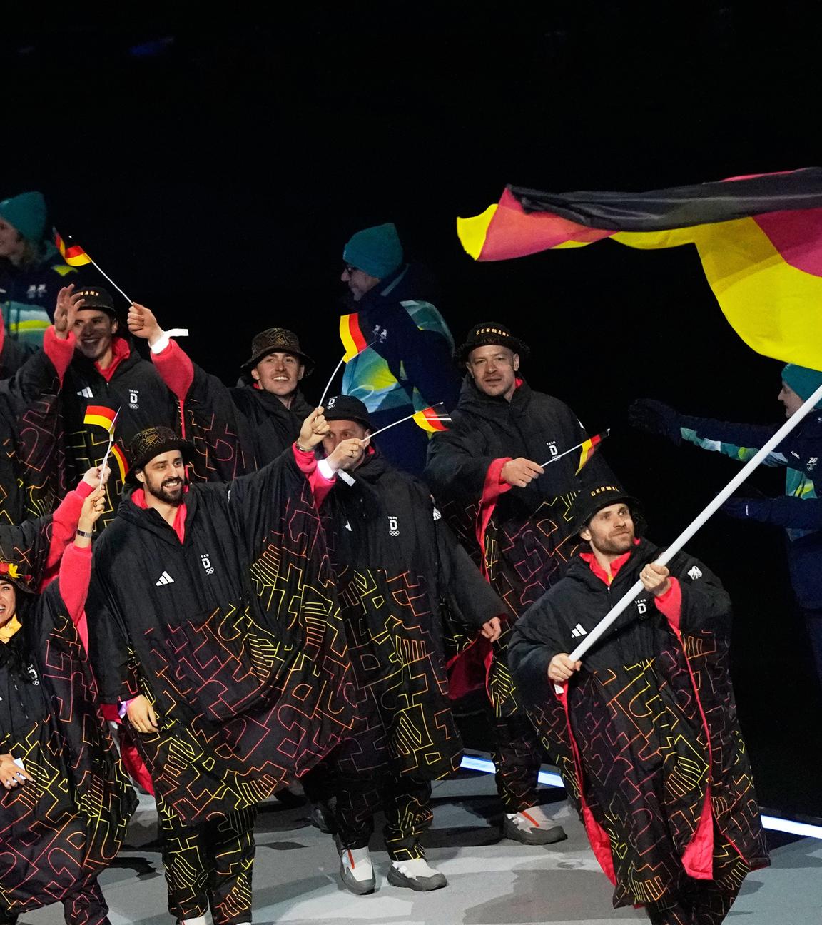 Das deutsche Olympiateam läuft mit Anglerhüten in Mailand bei der Eröffnungsfeier im San Siro ein