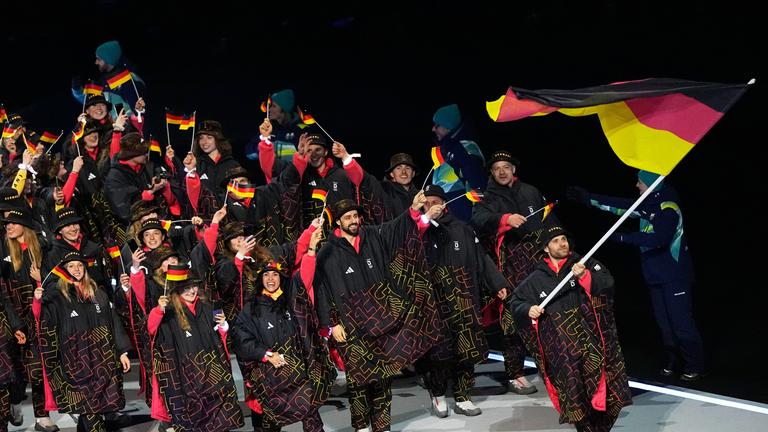 Das deutsche Olympiateam läuft mit Anglerhüten in Mailand bei der Eröffnungsfeier im San Siro ein