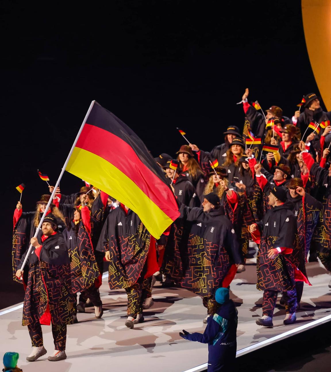 Das deutsche Team läuft bei der Eröffnungsfeier der Olympischen Winterspiele in das San Siro Stadion ein