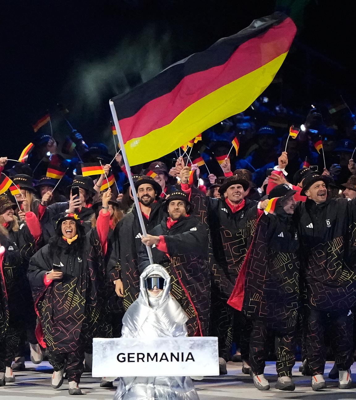 Das deutsche Team läuft bei der Eröffnungsfeier der Olympischen Winterspiele in das San Siro Stadion ein