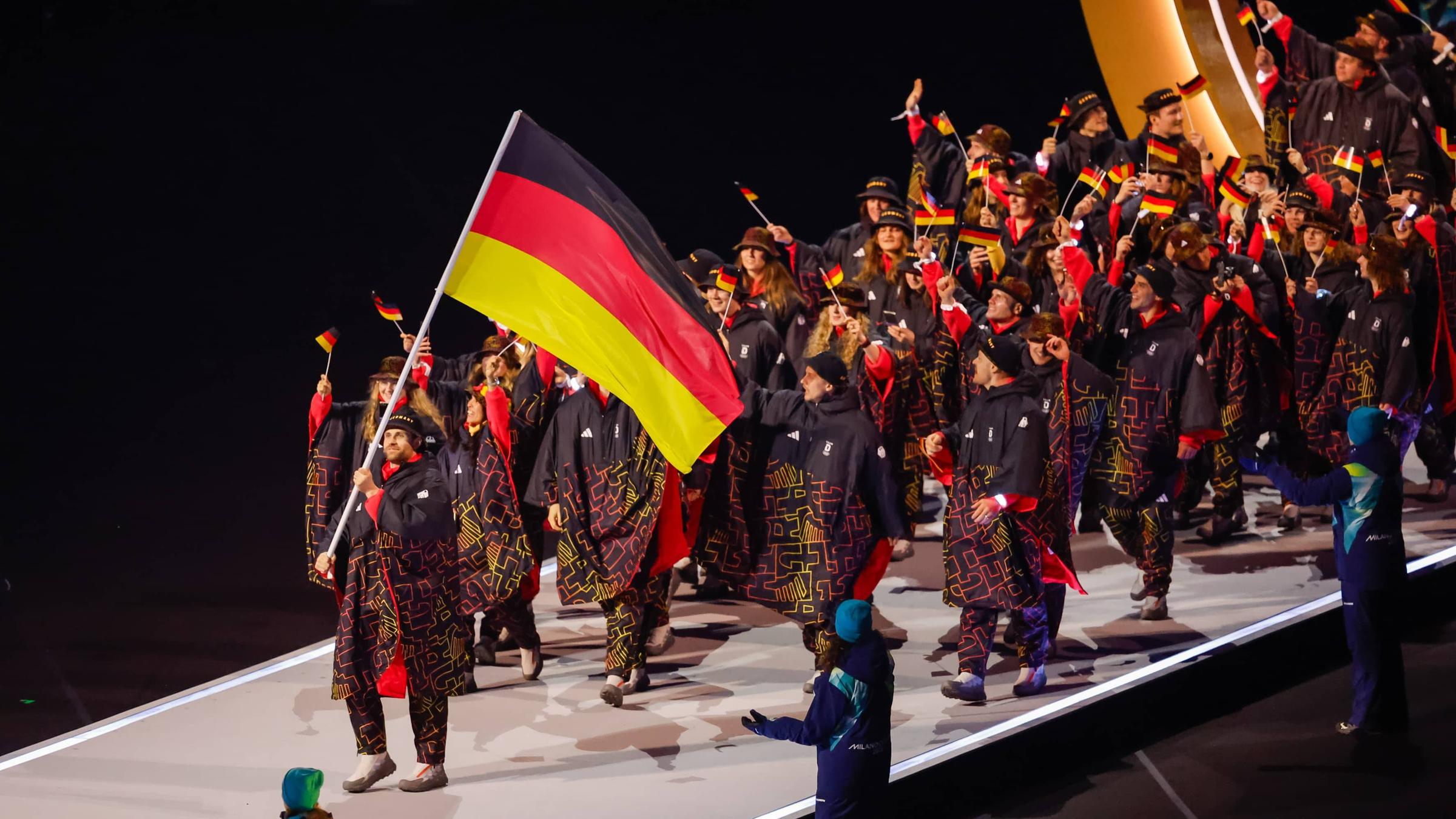 Das deutsche Team läuft bei der Eröffnungsfeier der Olympischen Winterspiele in das San Siro Stadion ein