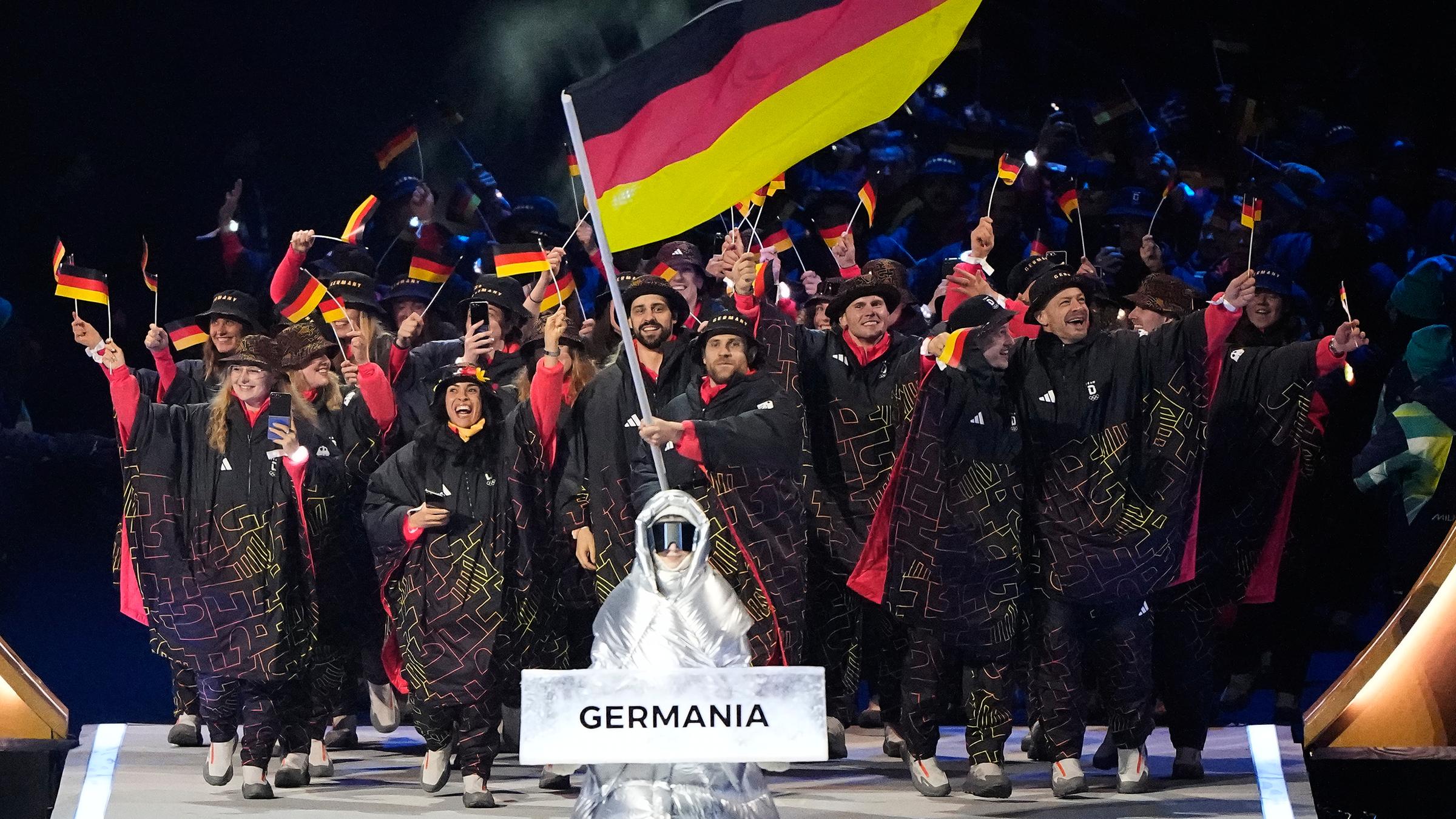 Das deutsche Team läuft bei der Eröffnungsfeier der Olympischen Winterspiele in das San Siro Stadion ein