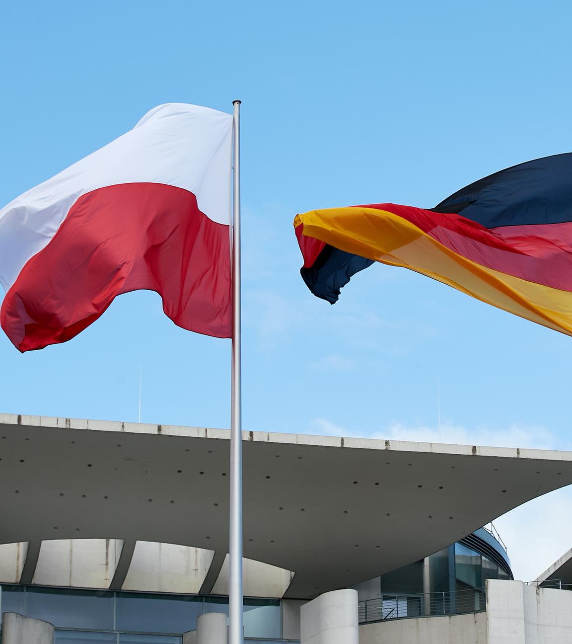 Die Flaggen von Deutschland und der Republik Polen am Kanzleramt.