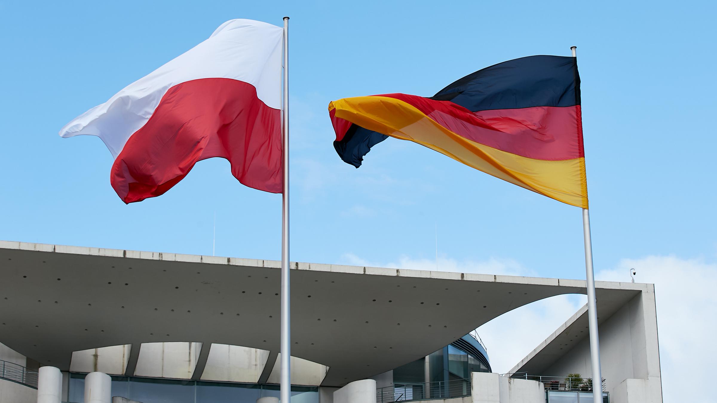 Die Flaggen von Deutschland und der Republik Polen am Kanzleramt.