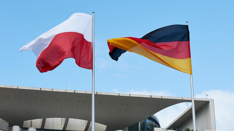 Die Flaggen von Deutschland und der Republik Polen am Kanzleramt.