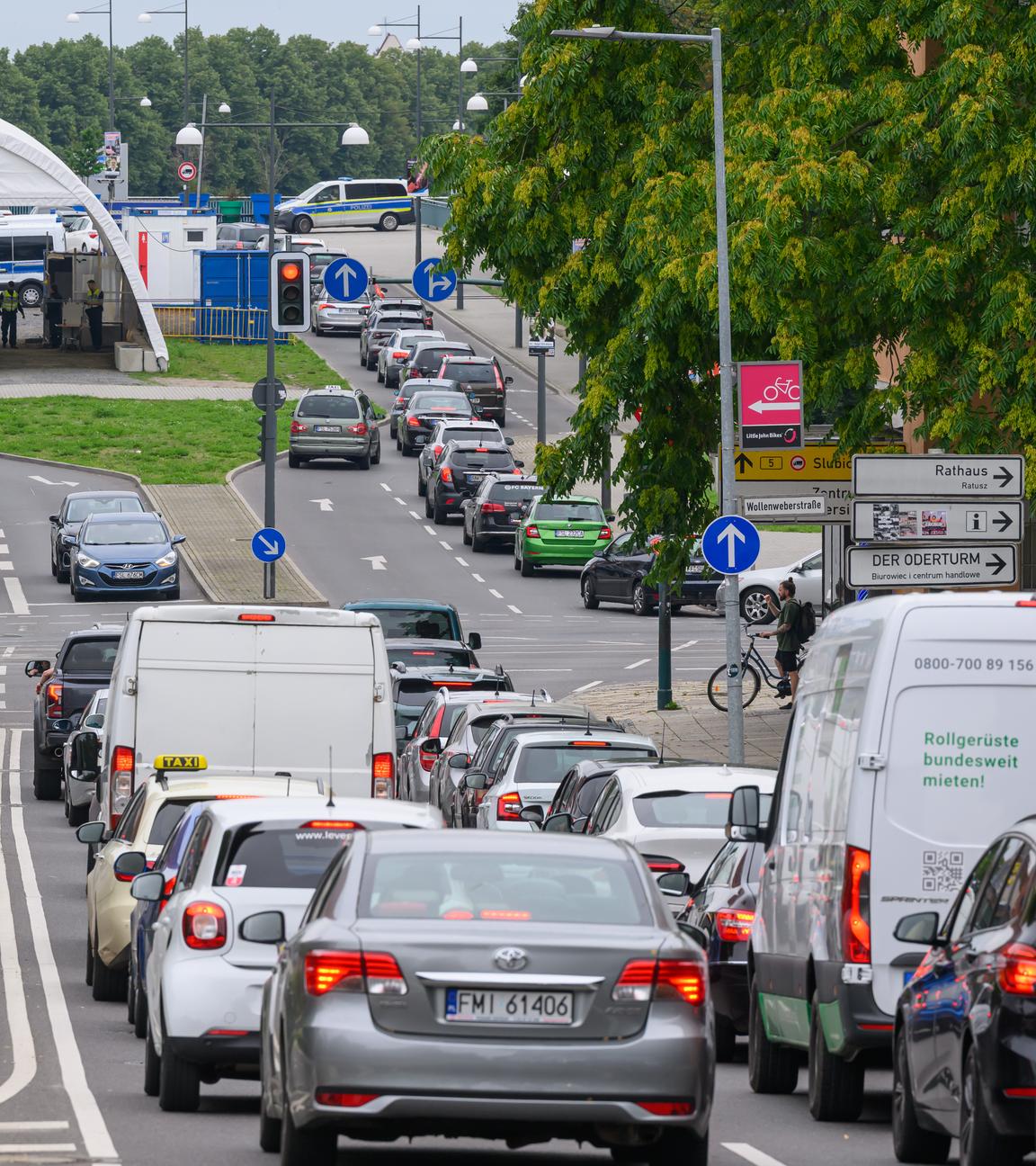 Fahrzeuge stauen sich vor der Grenzkontrolle bei der Einreise nach Polen am Grenzübergang Stadtbrücke von Frankfurt (Oder) in Brandenburg ins polnische Slubice.