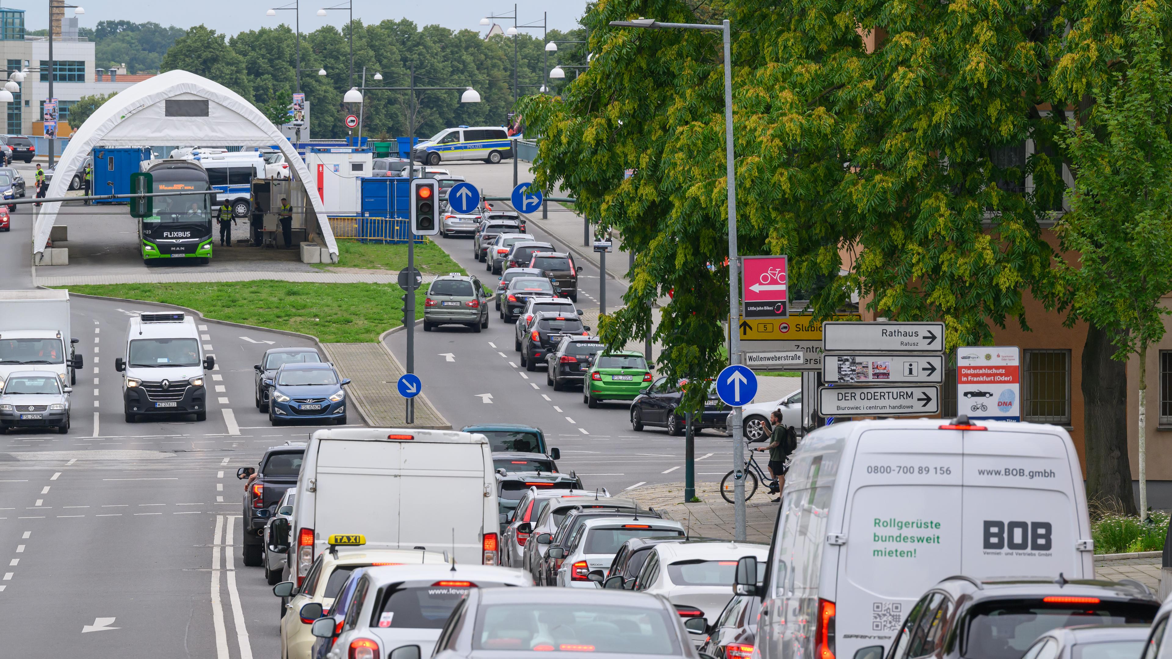 Fahrzeuge stauen sich vor der Grenzkontrolle bei der Einreise nach Polen am Grenzübergang Stadtbrücke von Frankfurt (Oder) in Brandenburg ins polnische Slubice.