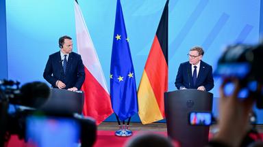 Johann Wadephul (CDU, r), Außenminister, spricht während des Deutsch-Polnischen Forums im Auswärtigen Amt bei einer Pressekonferenz neben Radoslaw Sikorski, Außenminister von Polen.