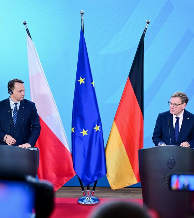 Johann Wadephul (CDU, r), Außenminister, spricht während des Deutsch-Polnischen Forums im Auswärtigen Amt bei einer Pressekonferenz neben Radoslaw Sikorski, Außenminister von Polen.