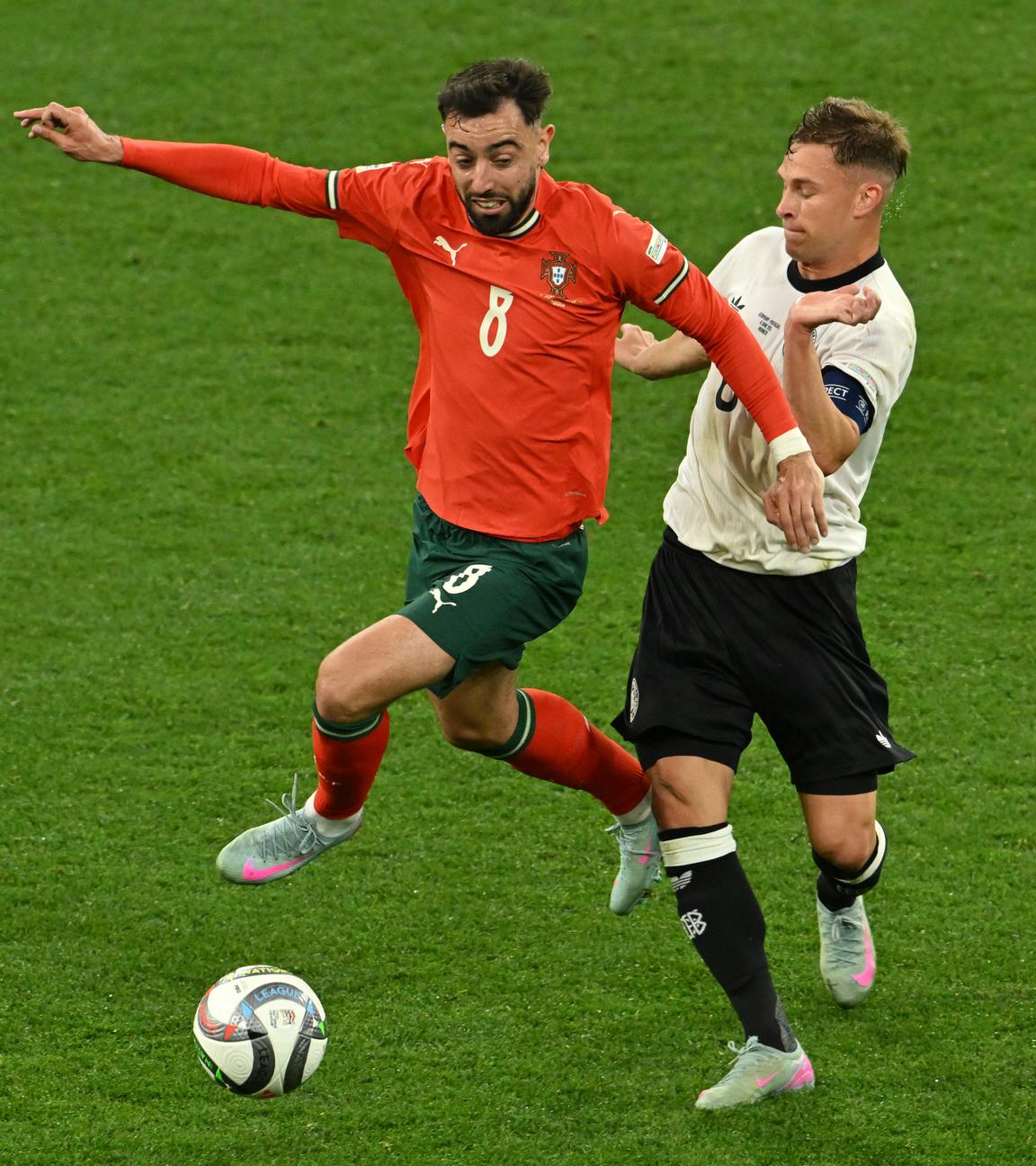 Joshua Kimmich im Zweikampf mit Bruno Fernandes