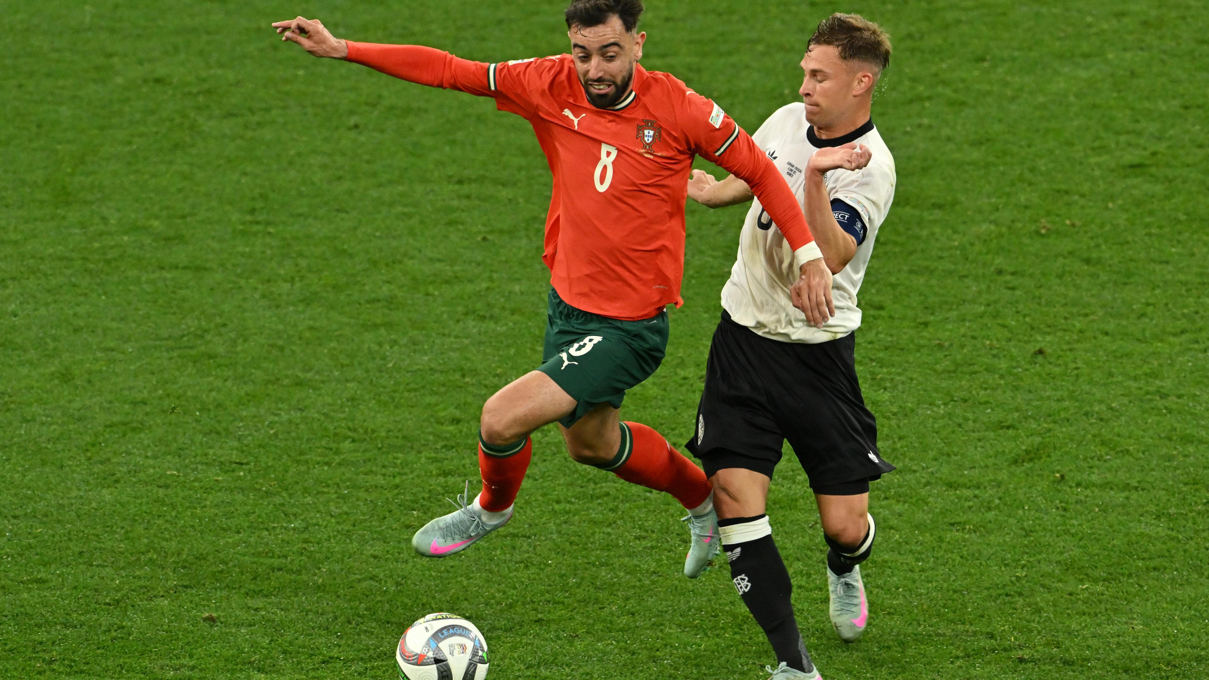 Joshua Kimmich im Zweikampf mit Bruno Fernandes