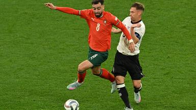 Joshua Kimmich im Zweikampf mit Bruno Fernandes