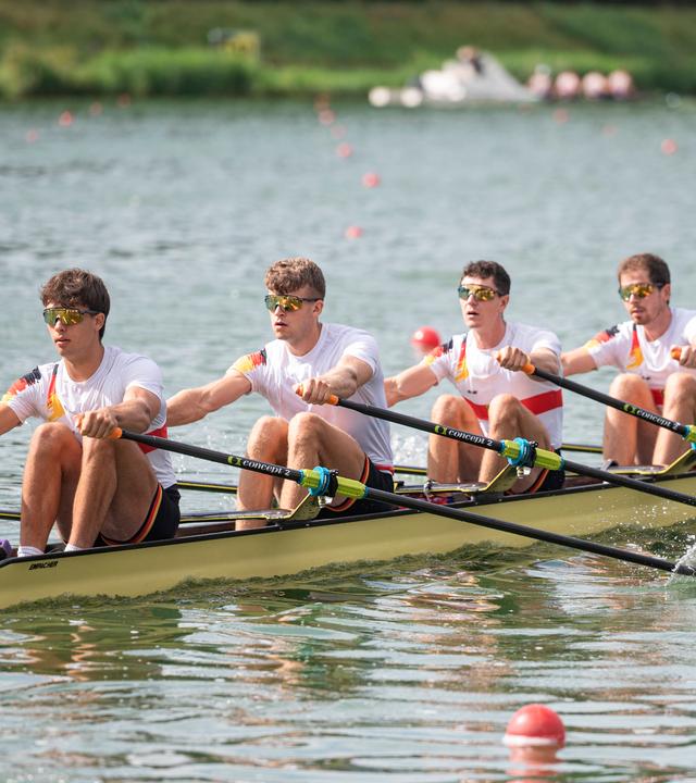 Die deutschen Ruderer Marc Weber, Felix Heinrich, Jonas Gelsen und Ole Hohensee rudern Richtung Startposition bei der Ruder-WM in Amsterdam