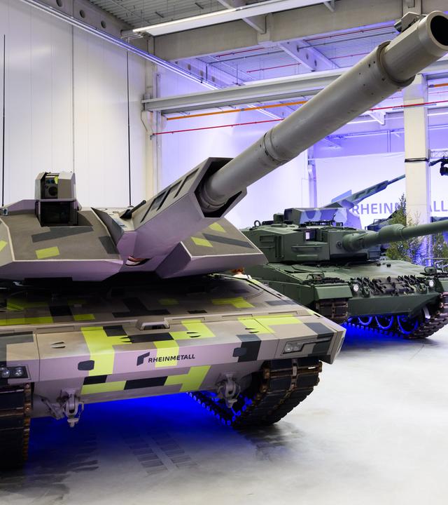 Niedersachsen: Ein Panzer in neuen Artelleriewerk von Rheinmetall.