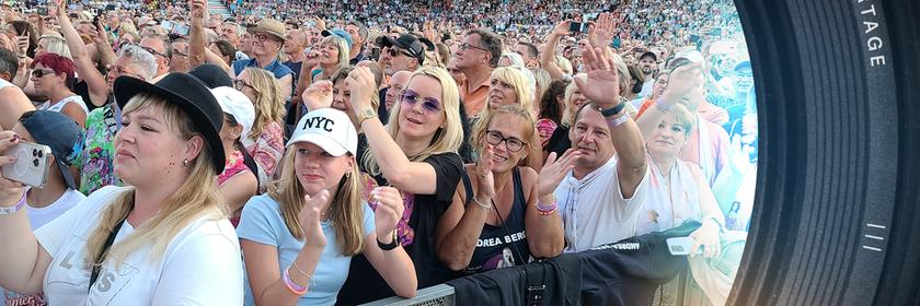 Blick auf Schlagerfans im Stadion. Im Vordergrund, an der Absperrung, stehen die leidenschaftlichen Schlagerfans Tanja Convent-Lorenz und ihre Tochter Leia.