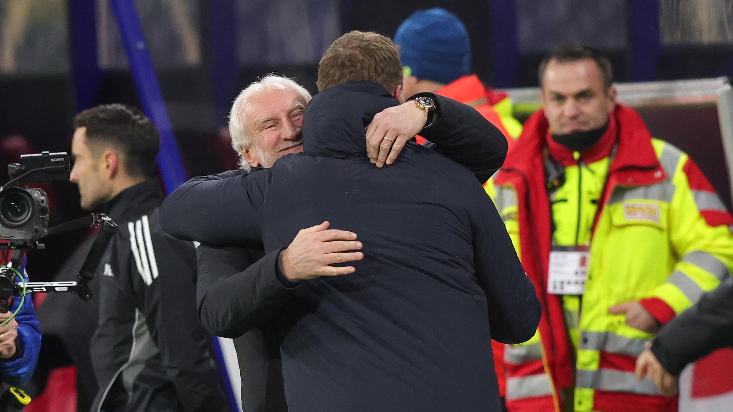 Rudi Völler umarmt Julian Nagelsmann