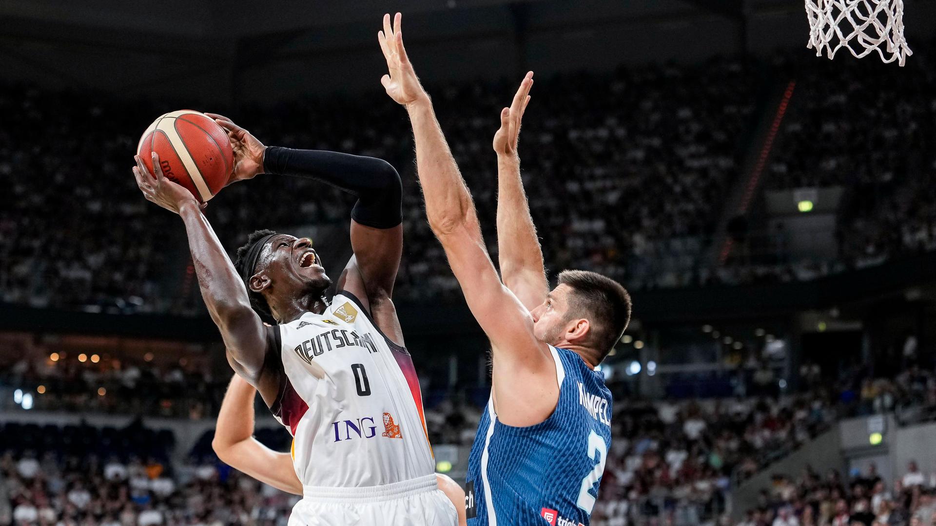 Deutschlands Isaac Bonga und Sloweniens Martin Krampelj im Zweikampf.